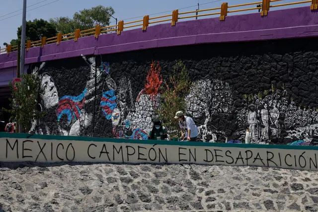 Pichação em espanhol com as palavras 'México campeão em desaparecimento;