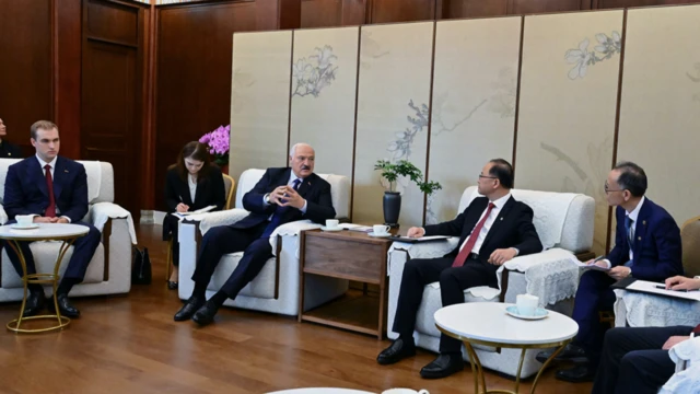 Лукашенко и его сын Николай на встрече с руководством Пекинского университета
