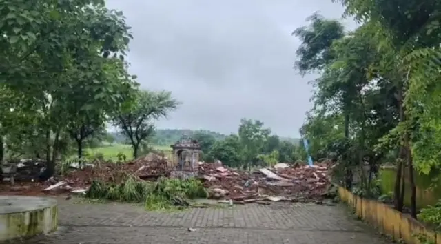 अचानक कोसळलेले शाळेचे वर्ग