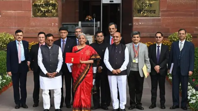 বাজেট ভাষণের আগে শীর্ষ অফিসারদের সঙ্গে নির্মলা সীতারামন, হাতে বাজেট বক্তৃতার ট্যাব