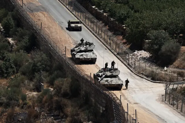 Golan Tepeleri'ndeki İsrail tankları ve askerleri görülüyor