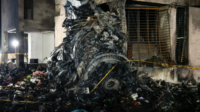 یکی از موتورهای هواپیما