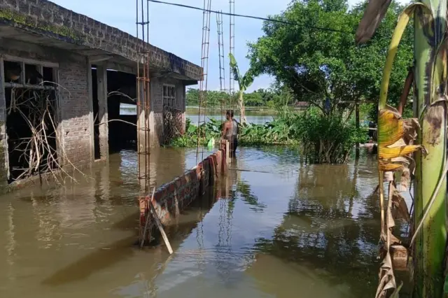 बरुआ परिवार का बाढ़ग्रस्त घर