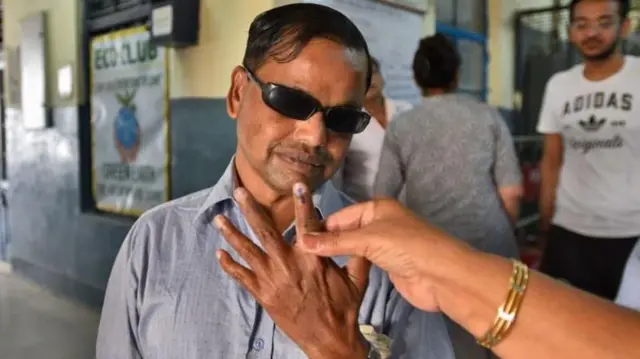 કોણ ચૂંટણી ના લડી શકે અને કોણ મતદાન ના આપી શકે?