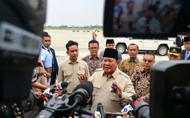 Presiden prabowo sedang diwawancarai oleh banyak wartawan.