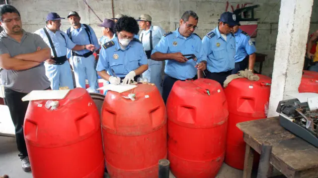 Polisi na wafanyakazi wa Wizara ya Afya wakichukua sampuli za mapipa yenye kinywaji kinachoshukiwa kuwa na methanol katika soko la Leon, kilomita 100 kaskazini magharibi mwa Managua, tarehe 9 Septemba 2006. Takriban watu 25 walikufa na wengine zaidi ya mia moja waliathiriwa na sumu baada ya kunywa vinywaji vilivyotengenezwa nyumbani vilivyo na methanol huko Leon.
