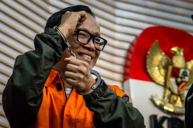 Wakil Menteri Ketenagakerjaan (Wamenaker) Immanuel Ebenezer saat dihadirkan sebagai tersangka usai terjaring OTT KPK pada konferensi pers di Gedung Merah Putih KPK, Jakarta, Jumat (22/8/2025).