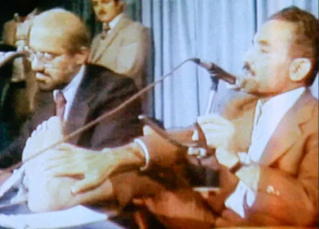 رجایی آثار شلاق را بر کف پای خود به خبرنگاران نشان می‌دهد