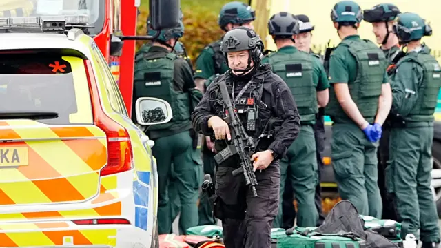 نیروهای مسلح پلیس در محل حمله