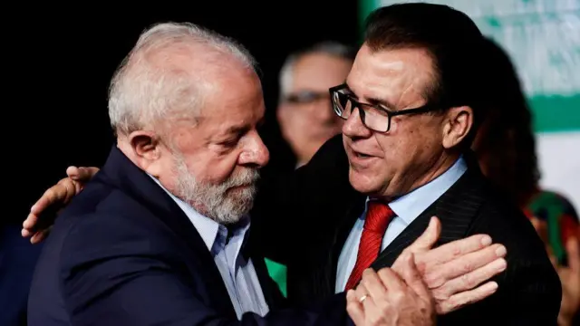 Lula e Luiz Marinho se abraçando