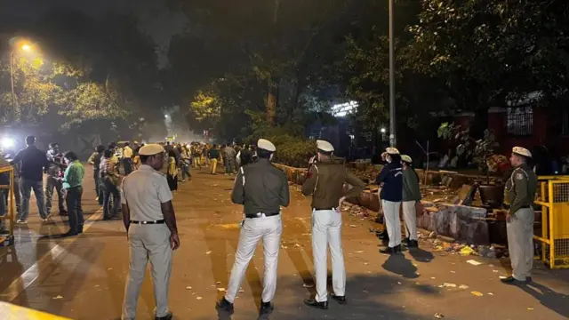 லோக் நாயக் ஜெயபிரகாஷ் மருத்துவமனைக்கு வெளியே போலீசார் நிறுத்தப்பட்டுள்ளனர்.