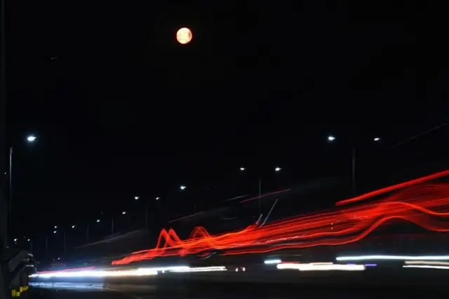 कोलकात्याच्या रस्त्यांवर 'ब्लडमून'