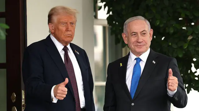 El presidente de Estados Unidos, Donald Trump (izq.), saluda al primer ministro israelí, Benjamin Netanyahu, a su llegada a la Casa Blanca