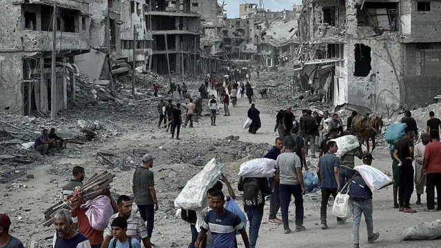 Газалыктар шаарга кайтып келе баштады. Жүк ташыган эшелондор Египет менен чек арадан өтүүдө. БУУнун эсеби боюнча, эки жылга созулган согушта Газадагы жана башка шаарлардагы имараттардын төрттөн үч бөлүгү талкаланды