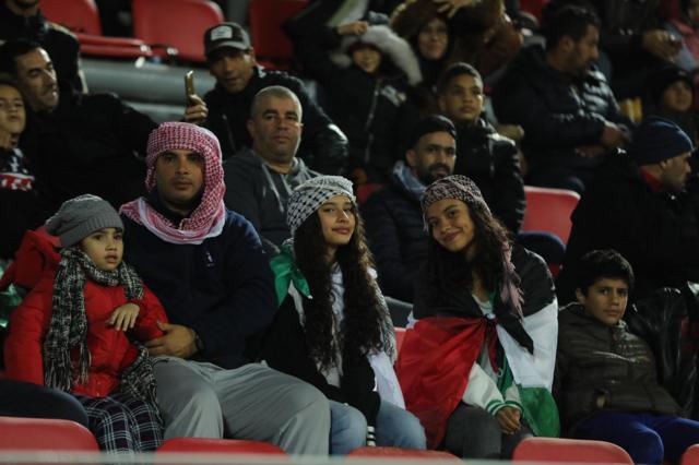 جماهير تؤازر المنتخب الفلسطيني خلال إحدى مبارياته