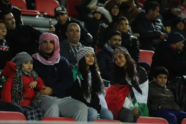 جماهير تؤازر المنتخب الفلسطيني خلال إحدى مبارياته