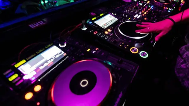 ရန်ကုန်မြို့ပေါ်က ကလပ် တခုမှာ ဒီဂျေတီးနေသူတဦး