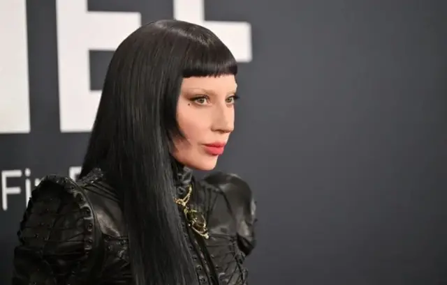 چهره لیدی گاگا با لباس مشکی