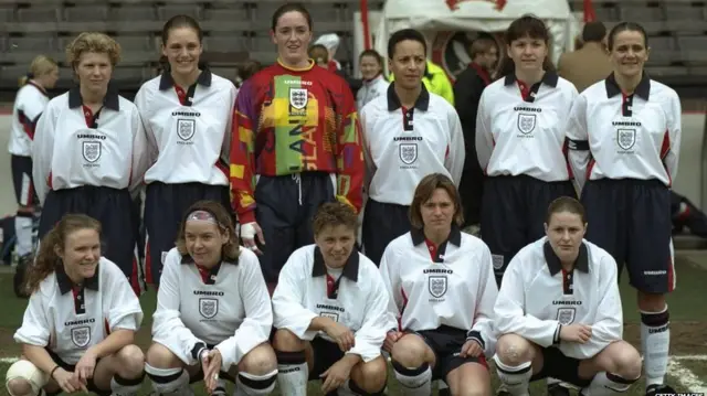 تیم ملی فوتبال زنان انگلیس در سال ۱۹۹۷، همان سالی که فدراسیون برنامه‌هایش برای گسترش فوتبال زنان را آغاز کرد