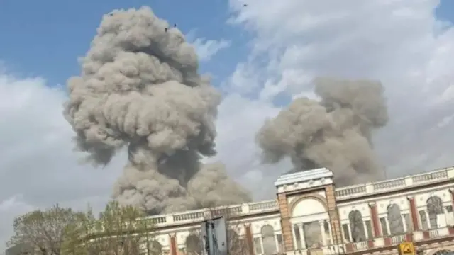 BBC receive foto of smoke wey rise for Tehran, ova Jomhouri Square and Hassan Abad Square.