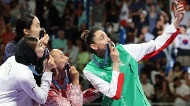 مبارزه دو تکواندوکار ایرانی، ناهید کیانی و کیمیا علیزاده، نیز به شدت در میان مردم بازتاب پیدا کرد