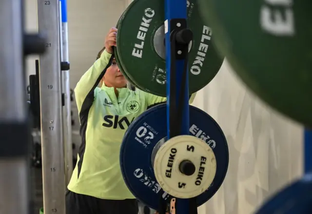 لاعبة كرة قدم تتدرب بالأثقال