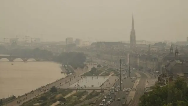 Bordeaux kentinin üstünde görülen duman tabakası