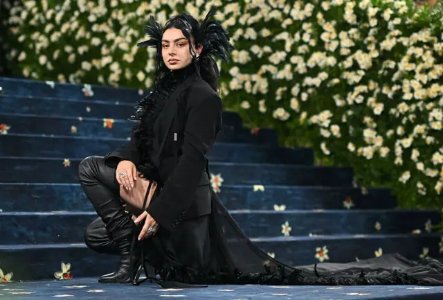 Charli XCX en la Met Gala 2025