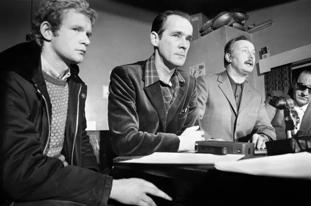 ማርቲን ማክጊነስ (ጸጋም) ኣብ 1973 ኣብ ጥቓ ሓንቲ ነታጒን 5000 ጠያይቲን ዝሓዘት መኪና ምስ ተረኽበ ተኣሲሩ