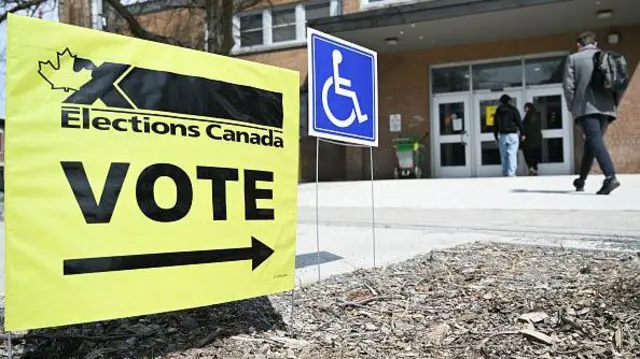 Placa indicando local de voto no Canadá