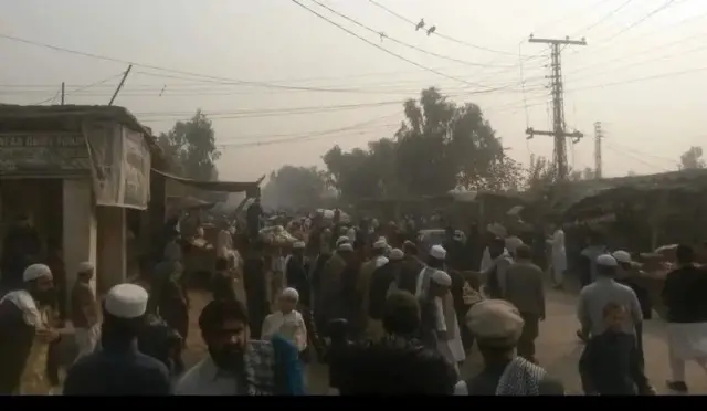 سنہ 1997 میں ایک دن جمعے کی نمازکے بعد شمشتو کیمپ کے باہر کا منظر