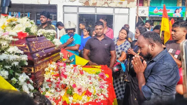 ඉන්දීය හිටපු අගමැති රජීව් ගාන්ධි ඝාතනයට වරදකරුව සිට නිදහස ලබා ශ්‍රී ලංකාවේ සිය මව බැලීමට පැමිණීමට සුදානමින් සිටියදී මරණයට පත්වු ටී.සුදෙන්දරාජා නොහොත් සාන්තන්ගේ දේහය පිළිබඳ අවසන් කටයුතු අද (04) යාපනය,වැල්වැටිතුරෙයි ප්‍රදේශයේදී පැවැත්වෙයි.