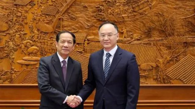 မြန်မာ့အရေးဆိုင်ရာ အာဆီယံအထူးသံ(ဘယ်) နဲ့ တရုတ်နိုင်ငံခြားရေးဝန်ကြီးဌာန ဒုတိယနိုင်ငံခြားရေးဝန်ကြီး (ညာ)