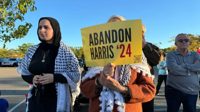 Mulher muçulmana segura uma placa pedindo para não votarganhar no sportingbetKamala Harris,ganhar no sportingbetDearborn, Michigan