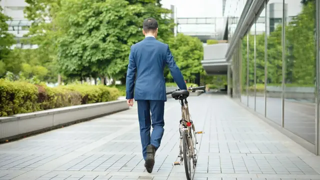 በብስክሌት እየሄደ ያለ ሰራተኛ