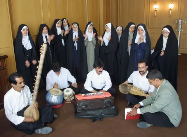 یک گروه هنری در میان دختران دانش آموز در ایران