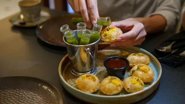 ਕਿਸੇ ਰੈਸਟੋਰੈਂਟ ਵਿੱਚ ਖਾਣ ਲਈ ਥਾਲੀ ਵਿੱਚ ਪਰੋਸੇ ਗਏ ਗੋਲਗੱਪੇ