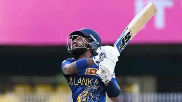 ශ්‍රී ලංකා ඉනිමේ 30 වන පන්දු වාරය අවසන් වන විට හතරේ පහරවල් 19ක්, හයේ පහරවල් 09ක් සමග පන්දු 87 කදී ලකුණු 158ක් රැස් කර ගෙන සිටි කුසල් මෙන්ඩිස් පිටියෙන් ඉවත්ව යාමට තීරණය කරන ලදී.