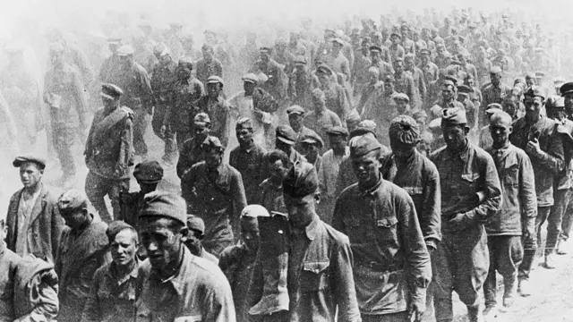 Советские военнопленные идут по дороге, 1941 год