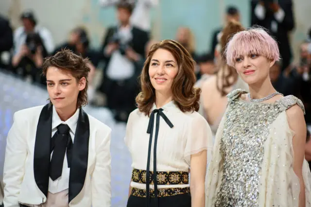 Aktris Kristen Stewart, yönetmen Sofia Coppola ve aktris Marion Cotillard 