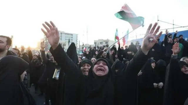 इस्रायल-अमेरिकेच्या हल्ल्यात इराणचे सर्वोच्च नेते अयातुल्ला अली खामेनी यांचा मृत्यू झाल्यानंतर इराणमधील लोक रस्त्यांवर रडताना दिसले.