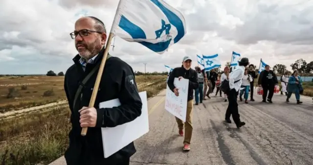 حاولت جماعات إسرائيلية أخرى في الوقت نفسه، إغلاق المعابر الحدودية لمنع وصول المساعدات إلى غزة