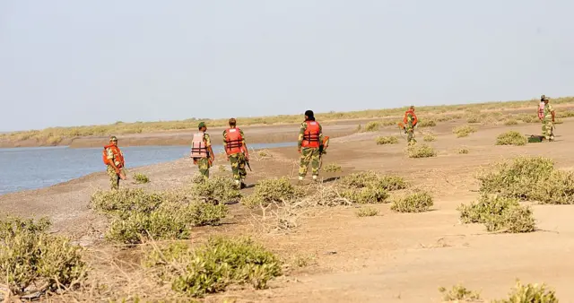 सर क्रीक भारत और पाकिस्तान के बीच एक पतली और दलदली खाड़ी है, जो अरब सागर से जुड़ी है.