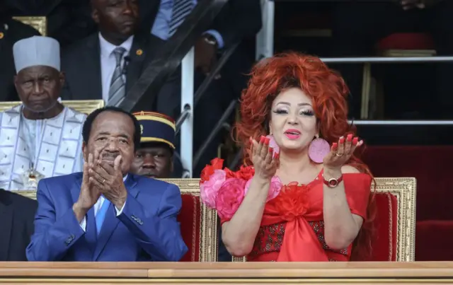Le président camerounais Paul Biya et son épouse Chantal Biya assistent au défilé du 20 mai marquant la 52e célébration de la Journée de l'unité à Yaoundé, le 20 mai 2024.