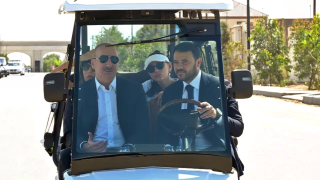 Emin Ağalarov (sağda) Prezident İlham Əliyevə və onun həyat yoldaşı Mehriban Əliyevaya Sea Breeze-də yeni açılmış Lev Landau adına özəl məktəbin filialını göstərir.