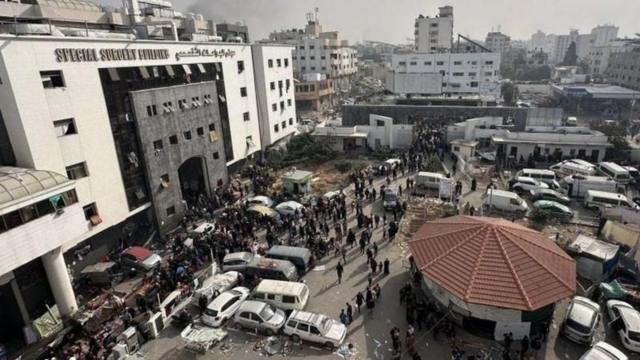 القوات الإسرائيلية تحاصر مجمع الشفاء الطبي في الثامن عشر من مارس آذار 2024
