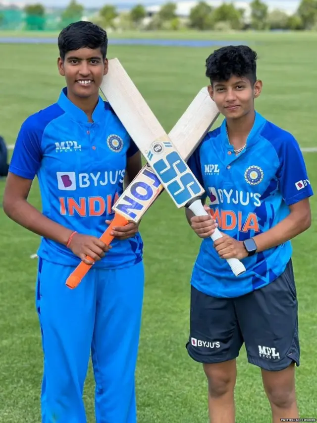 శ్వేత షేర్వాట్‌తో సౌమ్యా తివారీ (కుడి)