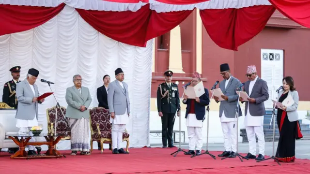 नवनियुक्त मन्त्रीहरूलाई शपथ गराउँदै राष्ट्रपति रामचन्द्र पौडेल। नजिकै प्रधानमन्त्री सुशीला कार्की र सभामुख देवराज घिमिरे 