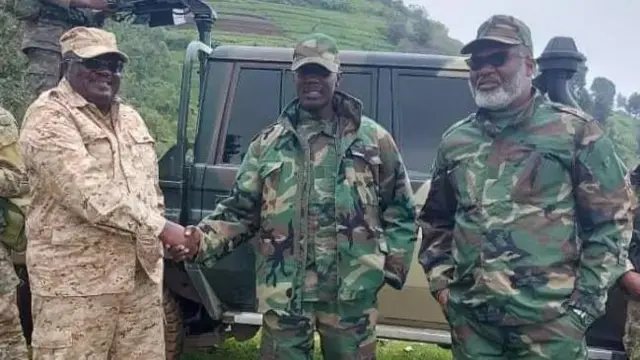 Uvuye ibubamfu uja iburyo: Bertrand Bisimwa, Sultani Makenga na Corneille Nangaa mu myambaro ya gisirikare