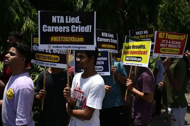 નીટ 2024 નીટ 2024ની સુનાવણી વખતની એક તસવીર NEET 2024 ગોધરા ગેરરીતિના કેસમાં તમામ આરોપીઓ જામીન પર મુક્ત, અત્યાર સુધીમાં શું-શું થયું? ગુજરાત નીટ બીબીસી ગુજરાતી ન્યૂઝ પંચમહાલ ચોરી પેપર લીક